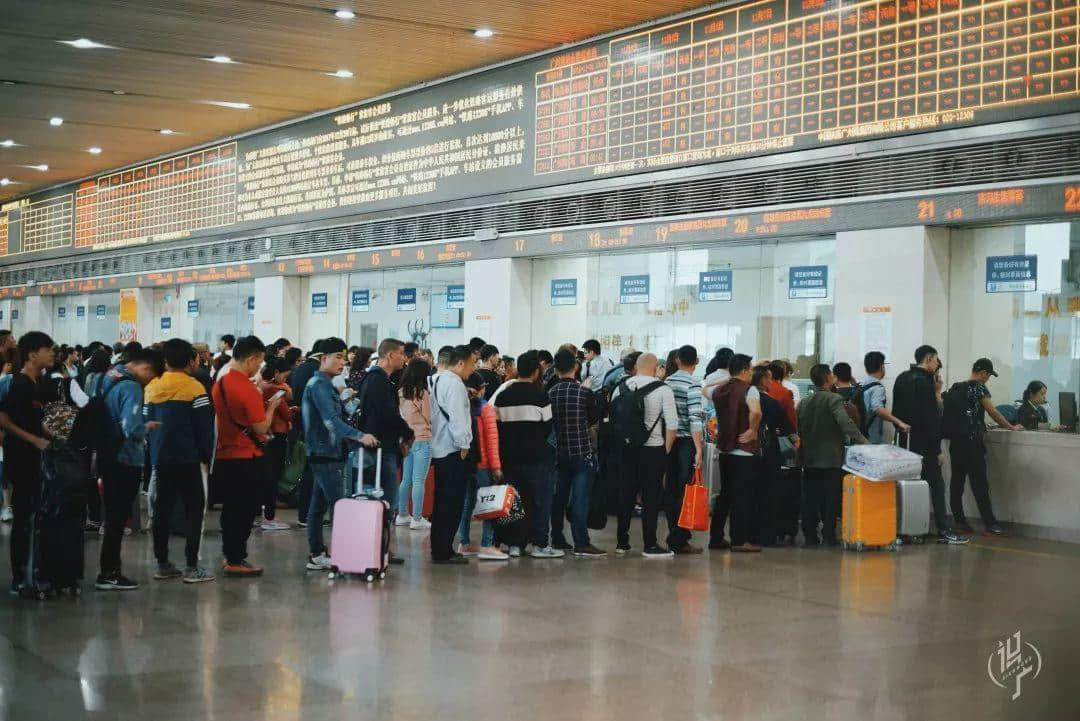 从黎明到夜深,广州人从一条队排到了另一条队 从黎明到夜深,广州人从一条队排到了另一条队