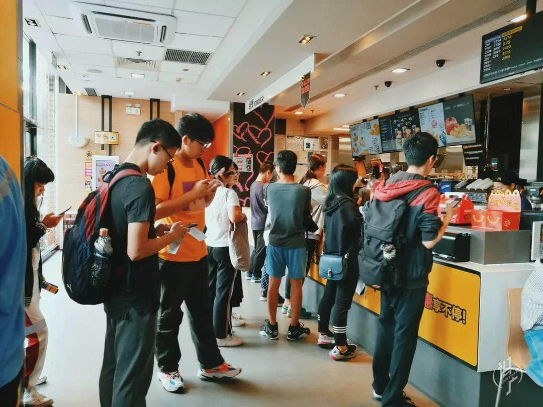 从黎明到夜深,广州人从一条队排到了另一条队 从黎明到夜深,广州人从一条队排到了另一条队