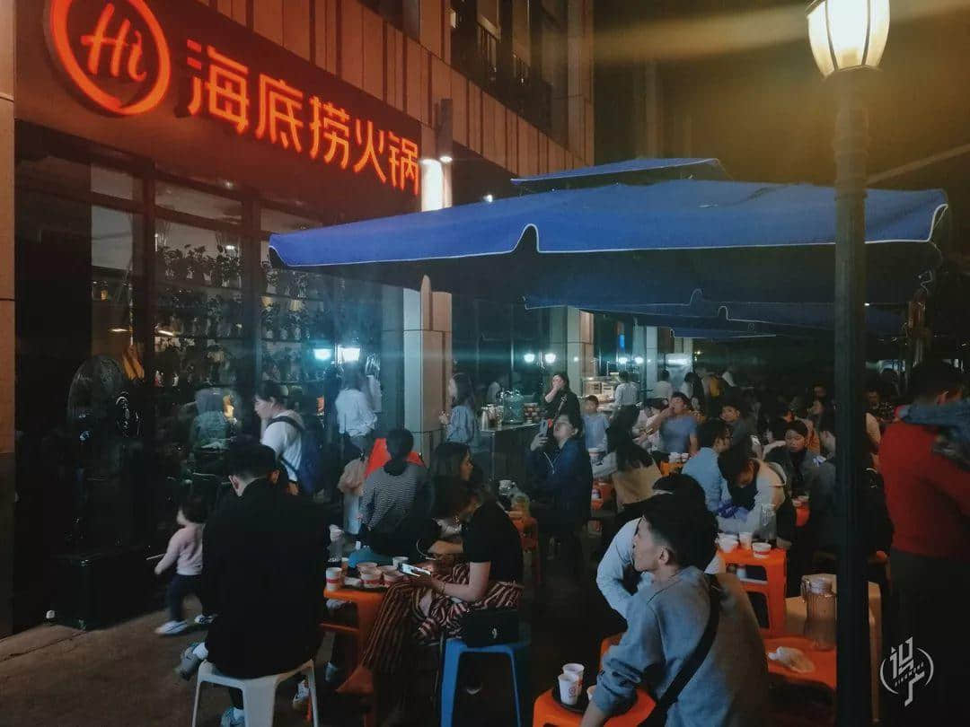 从黎明到夜深,广州人从一条队排到了另一条队 从黎明到夜深,广州人从一条队排到了另一条队