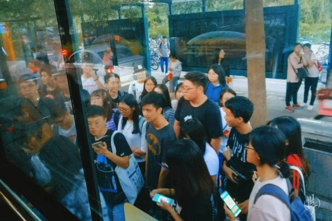 从黎明到夜深,广州人从一条队排到了另一条队 从黎明到夜深,广州人从一条队排到了另一条队