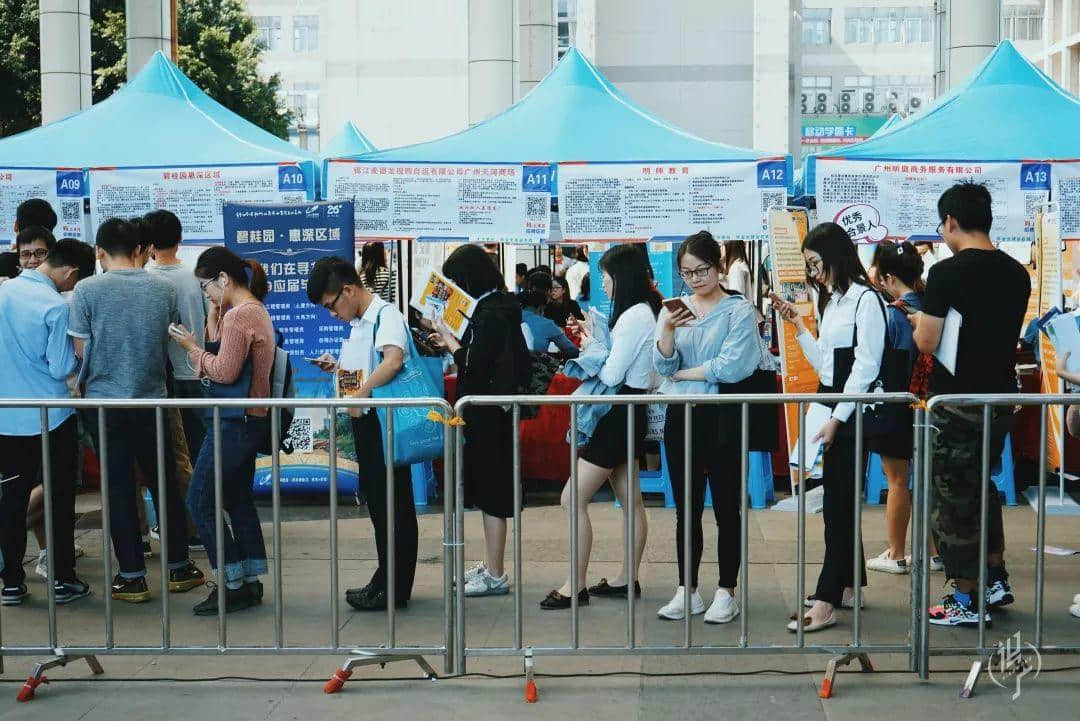 从黎明到夜深,广州人从一条队排到了另一条队 从黎明到夜深,广州人从一条队排到了另一条队