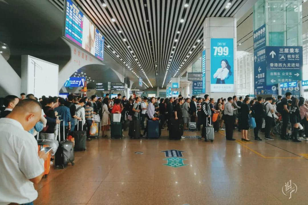 从黎明到夜深,广州人从一条队排到了另一条队 从黎明到夜深,广州人从一条队排到了另一条队