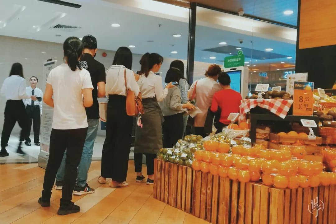 从黎明到夜深,广州人从一条队排到了另一条队 从黎明到夜深,广州人从一条队排到了另一条队