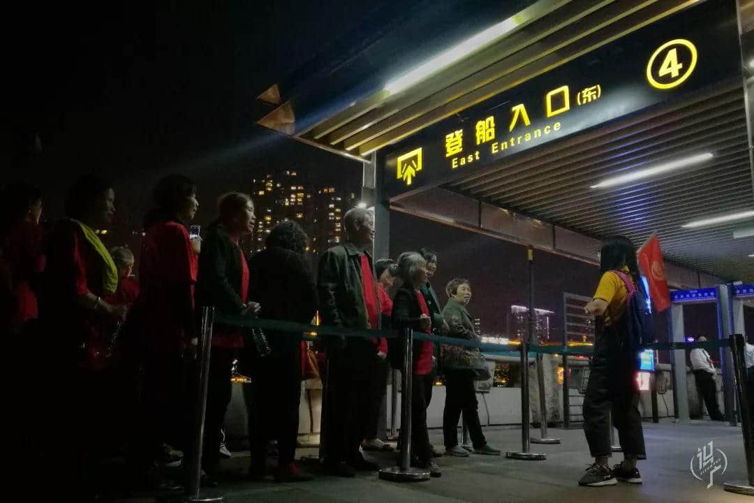 从黎明到夜深,广州人从一条队排到了另一条队 从黎明到夜深,广州人从一条队排到了另一条队