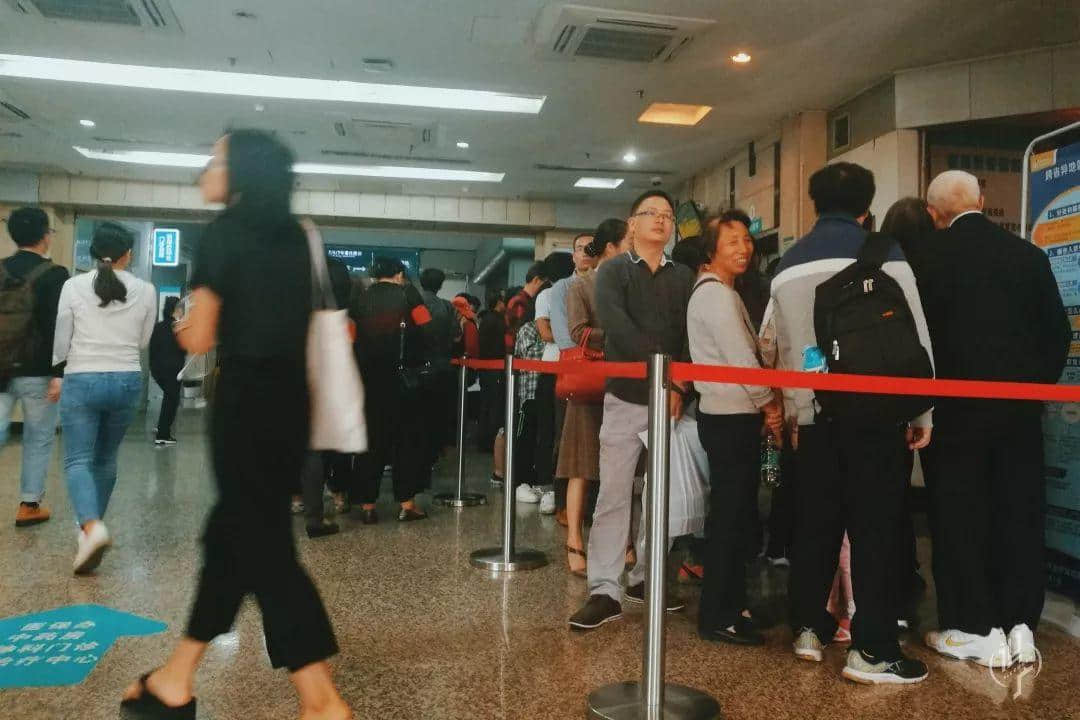 从黎明到夜深,广州人从一条队排到了另一条队 从黎明到夜深,广州人从一条队排到了另一条队