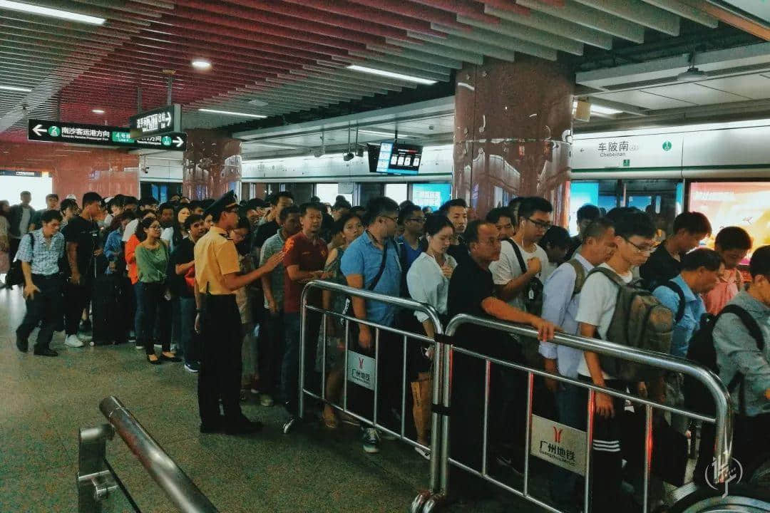 从黎明到夜深,广州人从一条队排到了另一条队 从黎明到夜深,广州人从一条队排到了另一条队