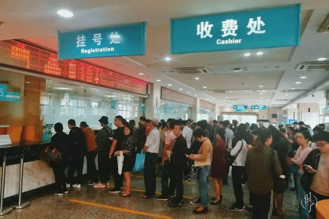 从黎明到夜深,广州人从一条队排到了另一条队 从黎明到夜深,广州人从一条队排到了另一条队