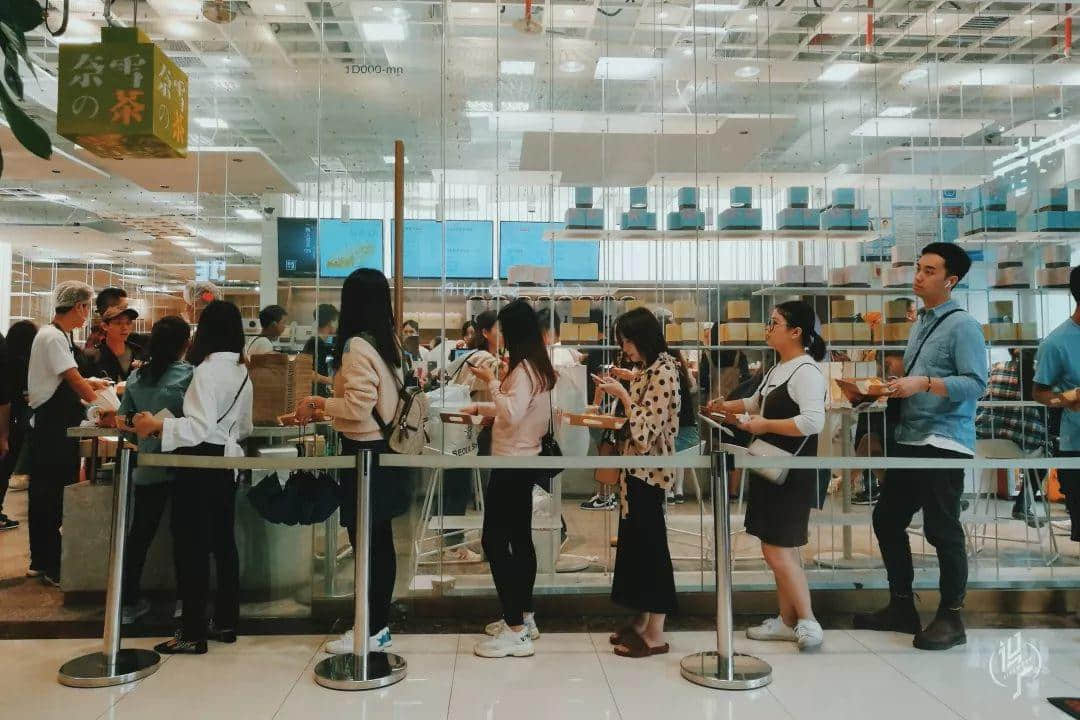 从黎明到夜深,广州人从一条队排到了另一条队 从黎明到夜深,广州人从一条队排到了另一条队