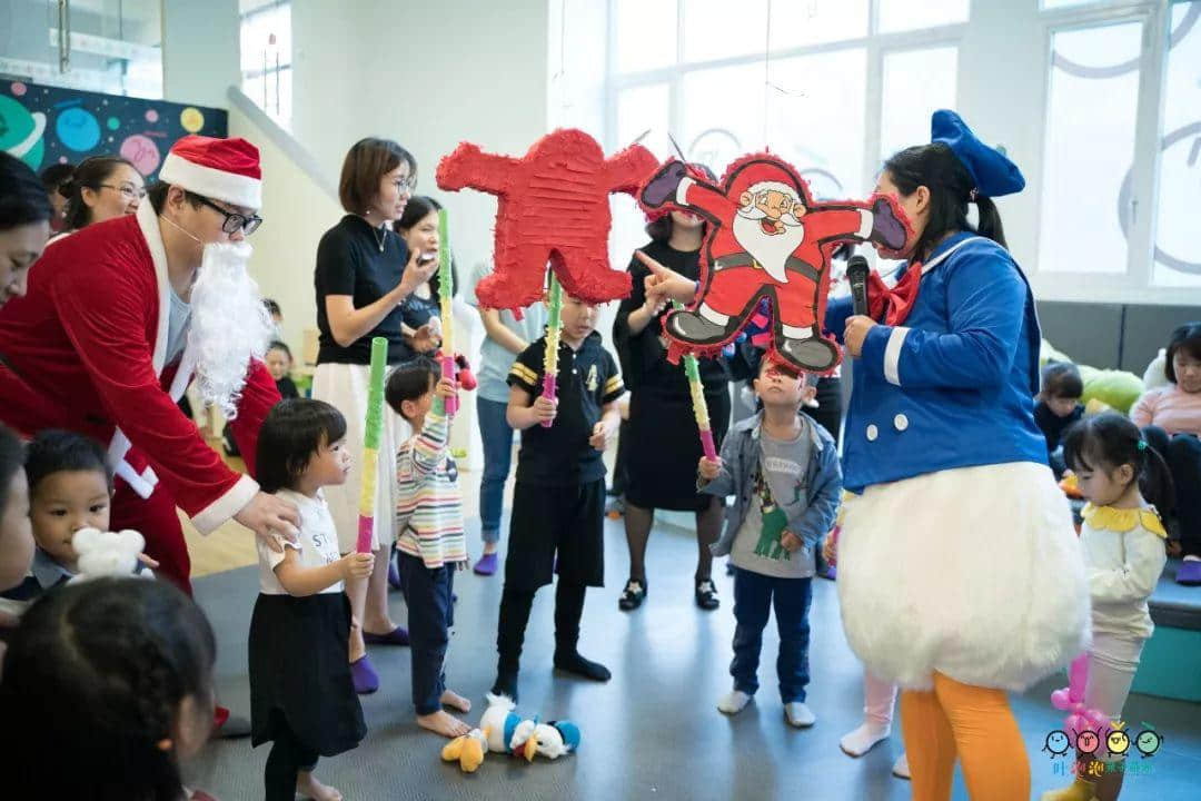 吐泡泡天河店周年庆典“圣诞欢乐颂 亲子水上趴”引爆广州亲子游泳圈 吐泡泡天河店周年庆典“圣诞欢乐颂 亲子水上趴”引爆广州亲子游泳圈