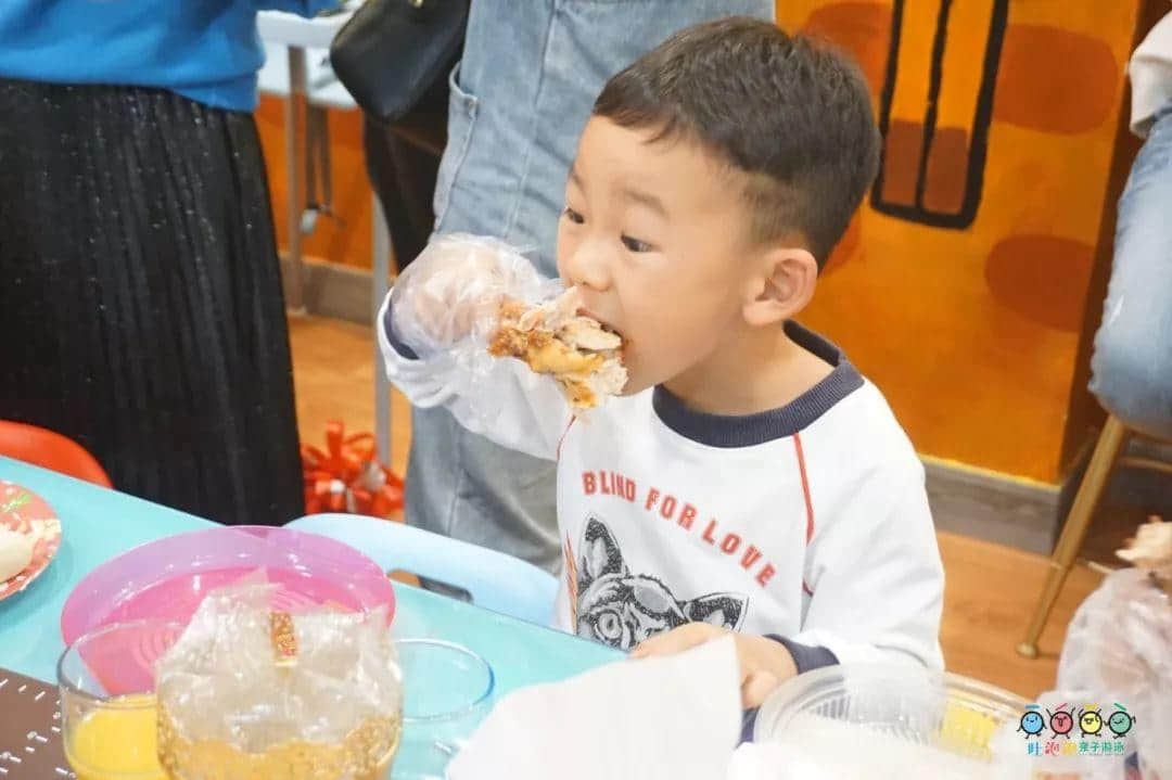 吐泡泡天河店周年庆典“圣诞欢乐颂 亲子水上趴”引爆广州亲子游泳圈 吐泡泡天河店周年庆典“圣诞欢乐颂 亲子水上趴”引爆广州亲子游泳圈