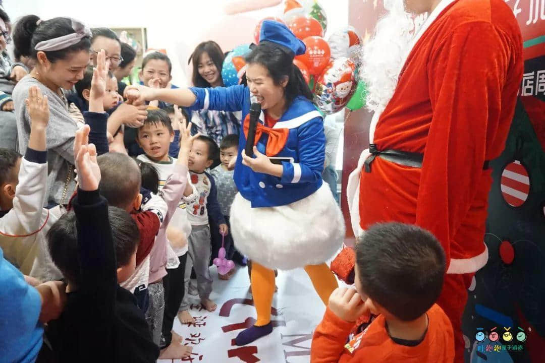 吐泡泡天河店周年庆典“圣诞欢乐颂 亲子水上趴”引爆广州亲子游泳圈 吐泡泡天河店周年庆典“圣诞欢乐颂 亲子水上趴”引爆广州亲子游泳圈