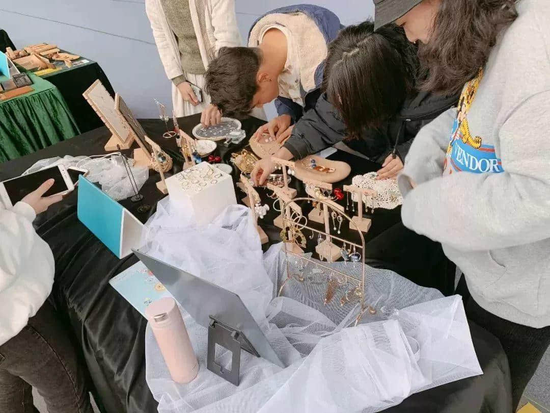 “金牛奖”之《中国原创设计师论坛》开讲了! “金牛奖”之《中国原创设计师论坛》开讲了!