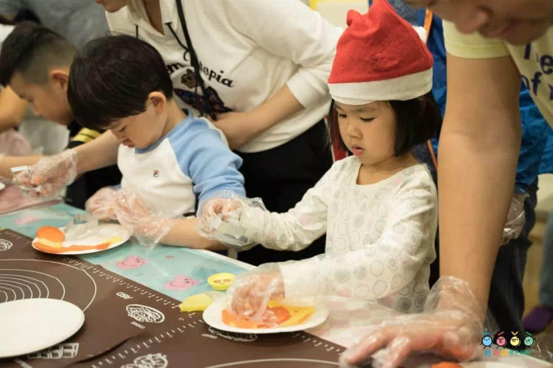 吐泡泡天河店周年庆典“圣诞欢乐颂 亲子水上趴”引爆广州亲子游泳圈 吐泡泡天河店周年庆典“圣诞欢乐颂 亲子水上趴”引爆广州亲子游泳圈