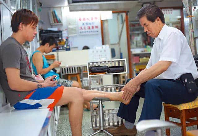 在广东,比凉茶更万能的是药油! 在广东,比凉茶更万能的是药油!