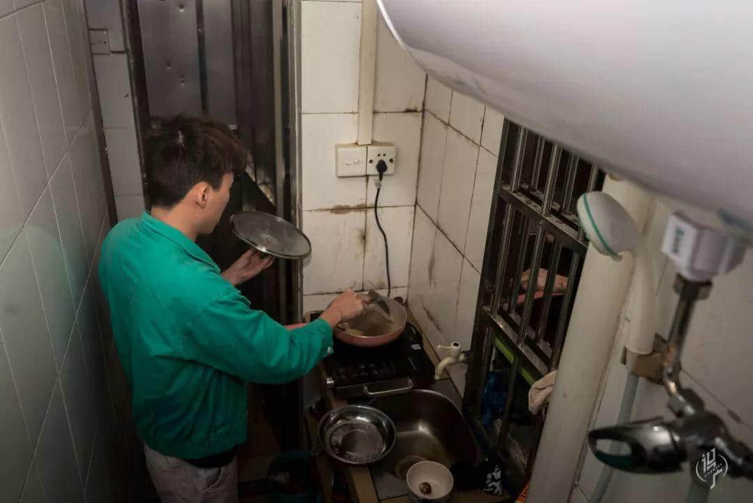 月薪五六百,蜗居棠下村 月薪五六百,蜗居棠下村