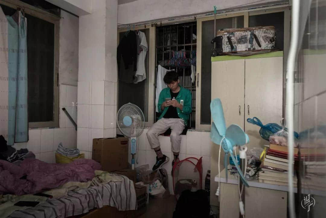 月薪五六百,蜗居棠下村 月薪五六百,蜗居棠下村
