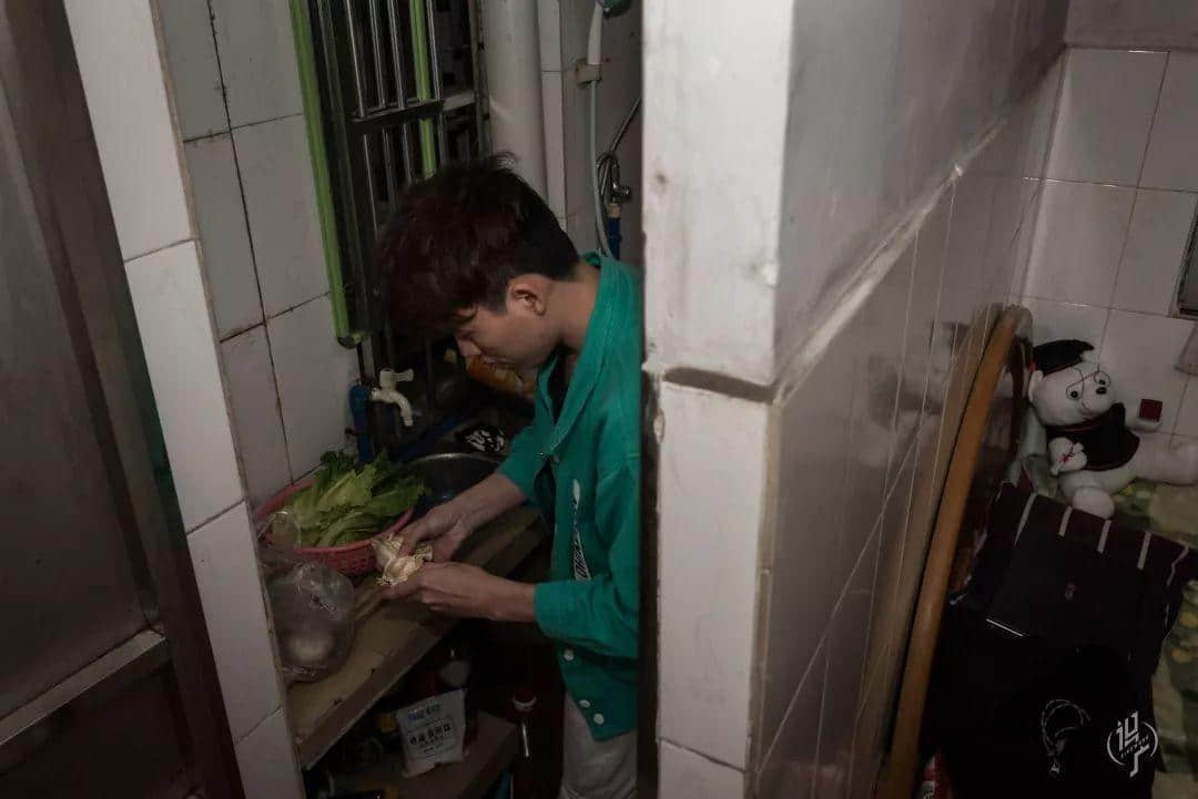 月薪五六百,蜗居棠下村 月薪五六百,蜗居棠下村