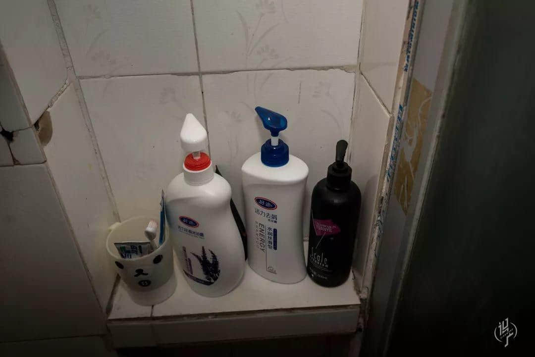 月薪五六百,蜗居棠下村 月薪五六百,蜗居棠下村