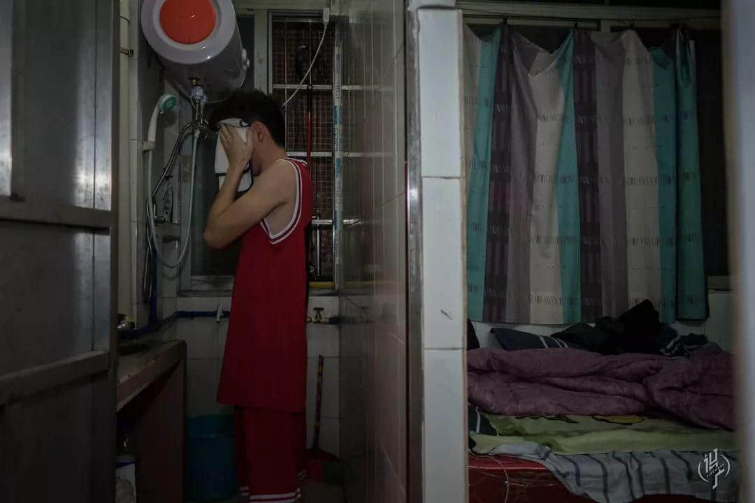 月薪五六百,蜗居棠下村 月薪五六百,蜗居棠下村