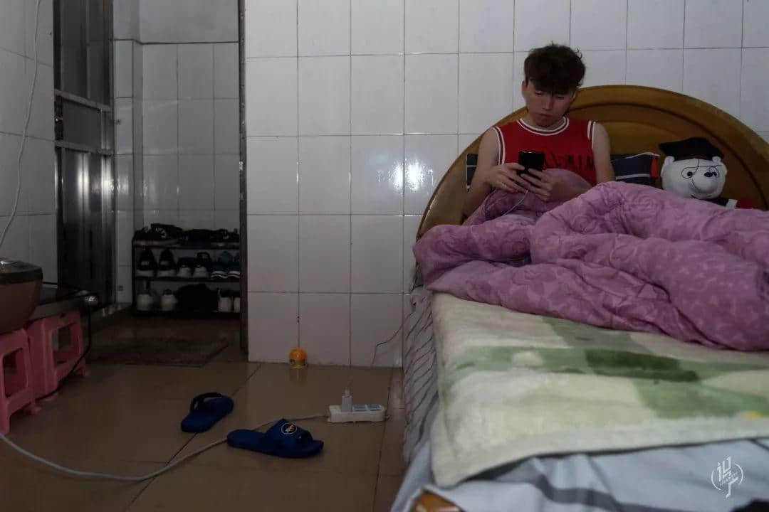 月薪五六百,蜗居棠下村 月薪五六百,蜗居棠下村