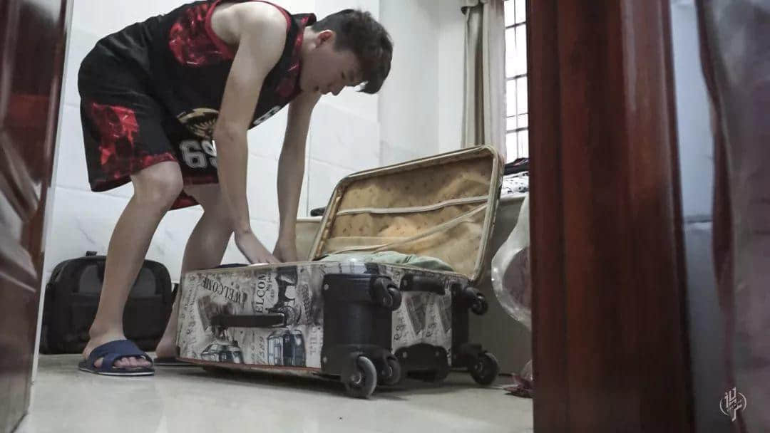 月薪五六百,蜗居棠下村 月薪五六百,蜗居棠下村