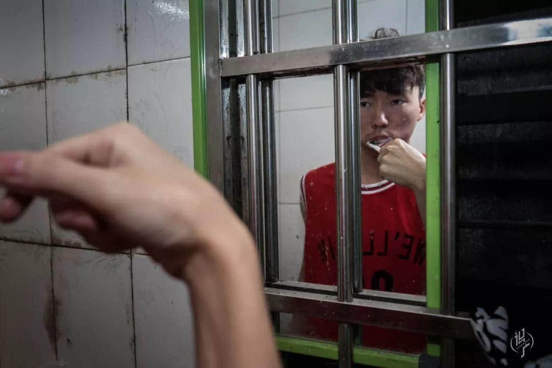 月薪五六百,蜗居棠下村 月薪五六百,蜗居棠下村