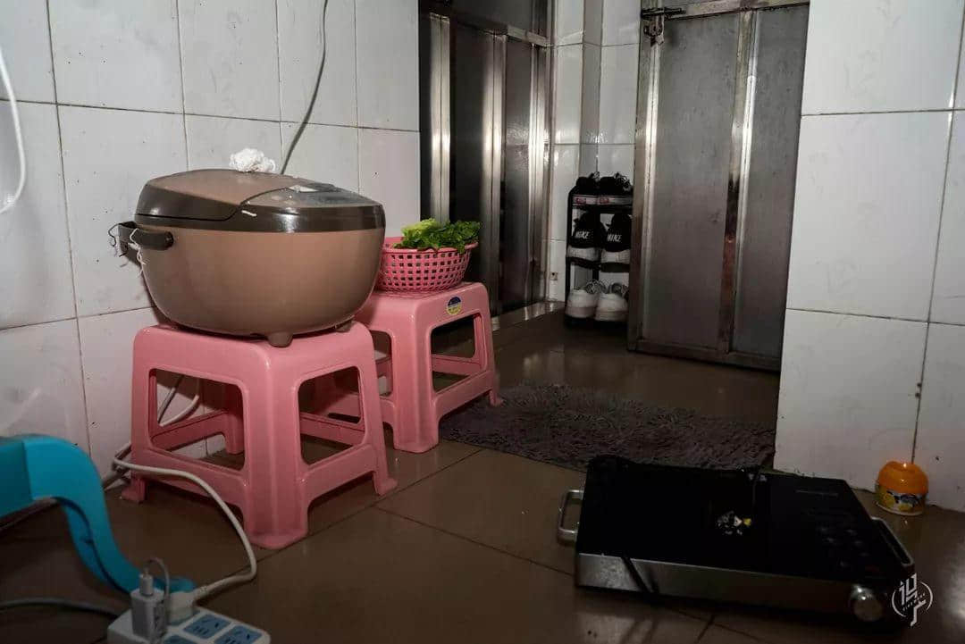 月薪五六百,蜗居棠下村 月薪五六百,蜗居棠下村