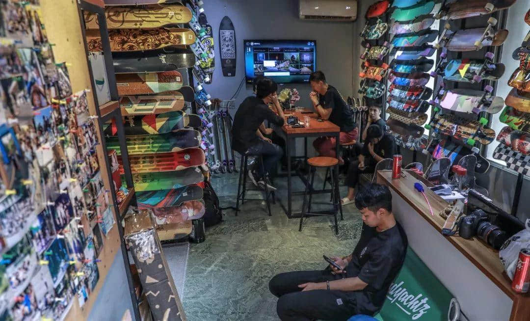 这是你在广州能找到的唯一一间长板实体店 这是你在广州能找到的唯一一间长板实体店