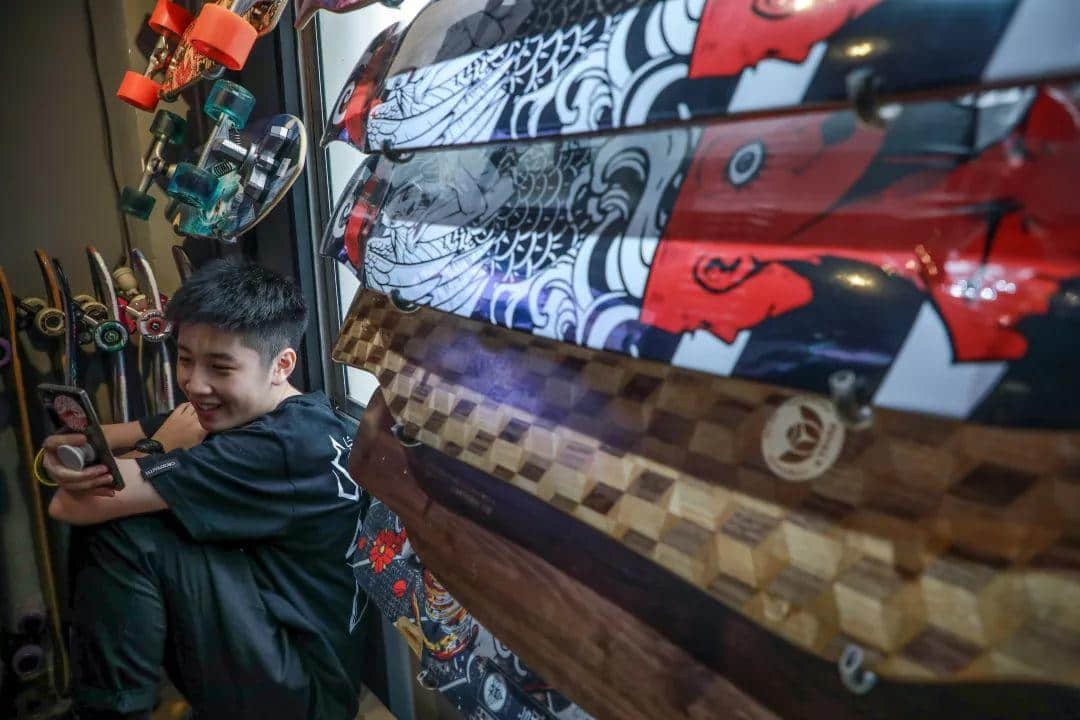 这是你在广州能找到的唯一一间长板实体店 这是你在广州能找到的唯一一间长板实体店