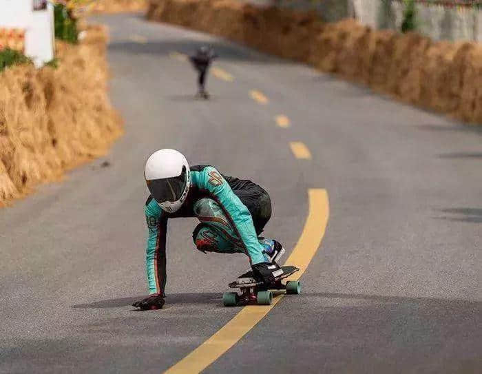 这是你在广州能找到的唯一一间长板实体店 这是你在广州能找到的唯一一间长板实体店