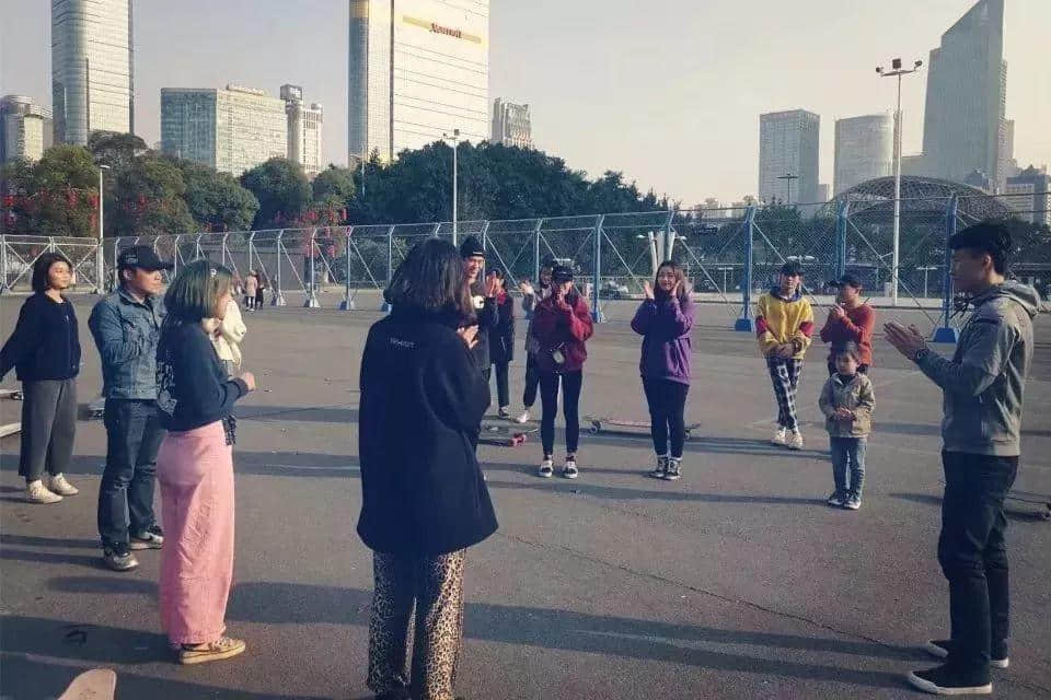 这是你在广州能找到的唯一一间长板实体店 这是你在广州能找到的唯一一间长板实体店