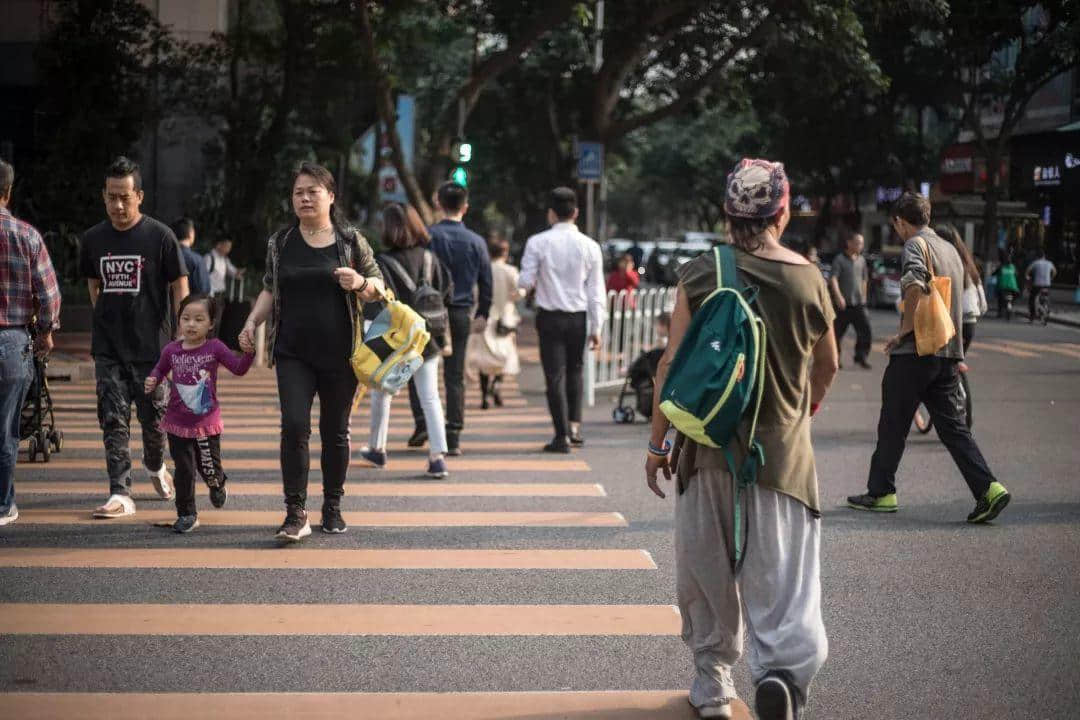 在本该跳广场舞的年纪里,他却选择了跑酷 在本该跳广场舞的年纪里,他却选择了跑酷