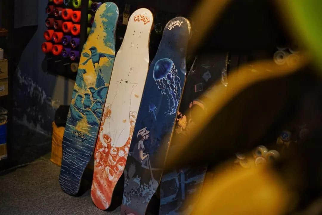 这是你在广州能找到的唯一一间长板实体店 这是你在广州能找到的唯一一间长板实体店