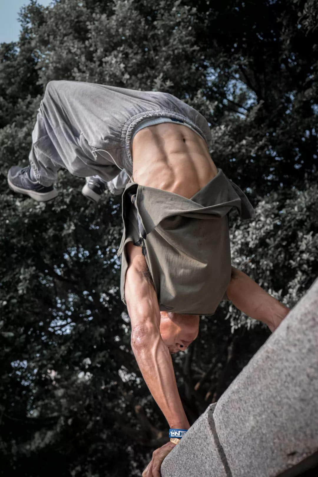 在本该跳广场舞的年纪里,他却选择了跑酷 在本该跳广场舞的年纪里,他却选择了跑酷