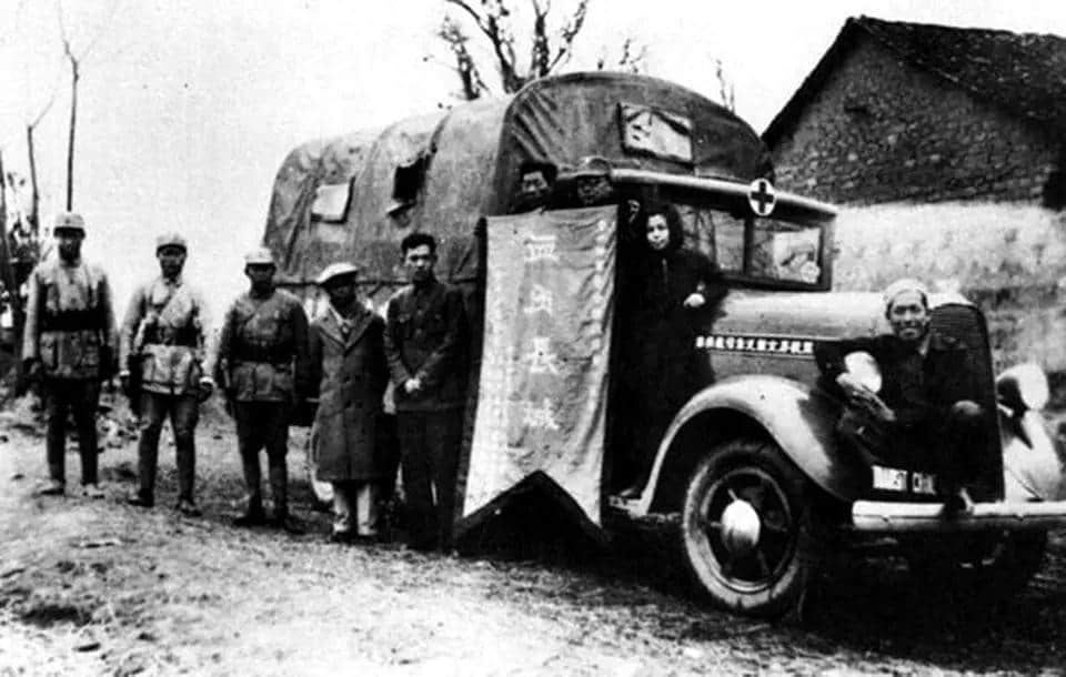 九龙工人给八路军送来他们捐赠的救护车 九龙工人给八路军送来他们捐赠的救护车