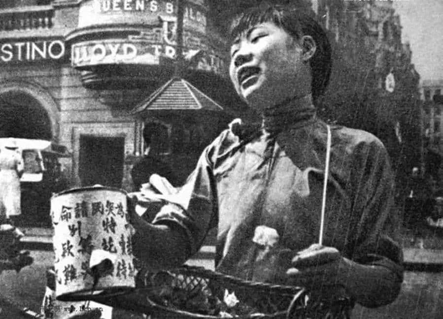 1939年一位女學生於中環賣花籌款賑濟内地难民 1939年一位女學生於中環賣花籌款賑濟内地难民