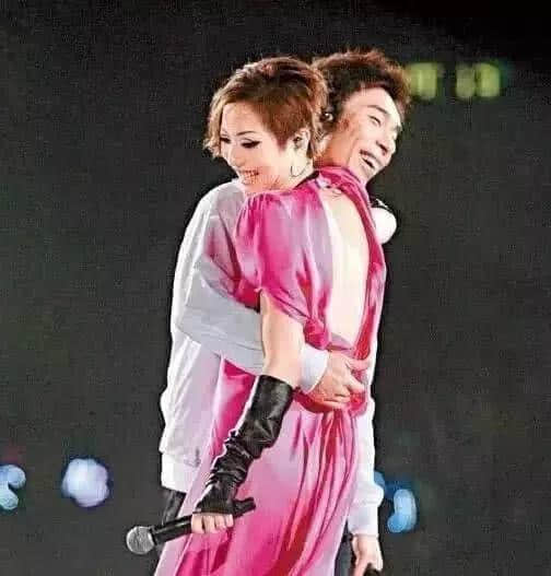 从许志安偷食黄心颖事件看内地和香港两地娱乐圈的差异 从许志安偷食黄心颖事件看内地和香港两地娱乐圈的差异