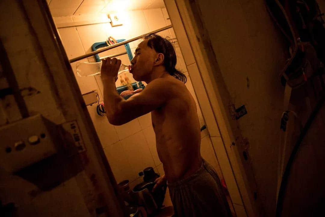 在本该跳广场舞的年纪里,他却选择了跑酷 在本该跳广场舞的年纪里,他却选择了跑酷