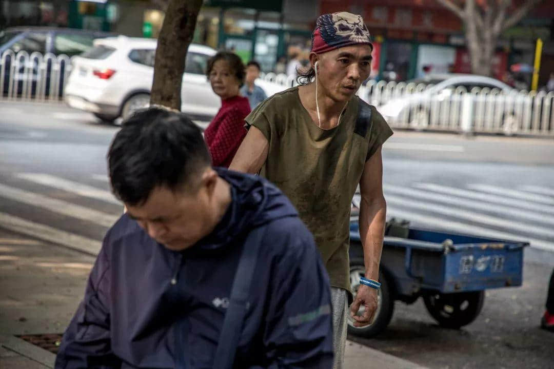 在本该跳广场舞的年纪里,他却选择了跑酷 在本该跳广场舞的年纪里,他却选择了跑酷