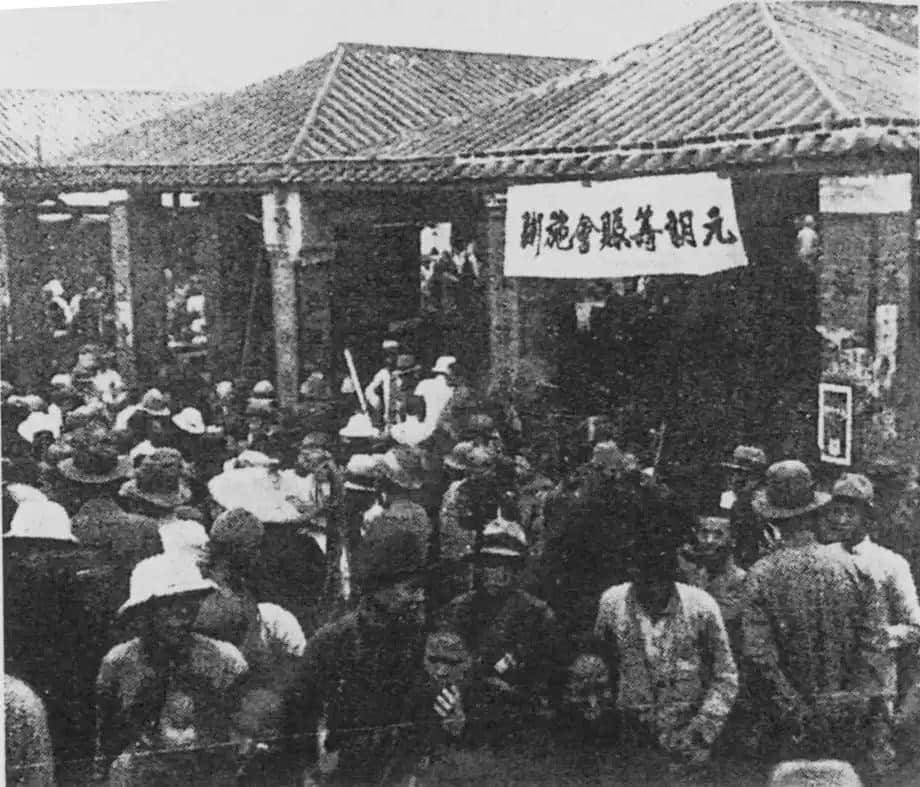 在元朗接受慈善团体赈济的内地难民 在元朗接受慈善团体赈济的内地难民