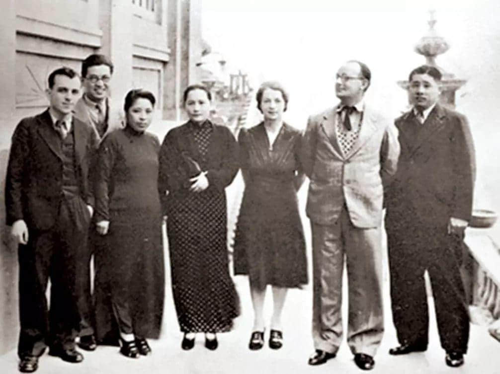 1938年,宋慶齡和保衛中國同盟中央委員會委員在香港 1938年,宋慶齡和保衛中國同盟中央委員會委員在香港