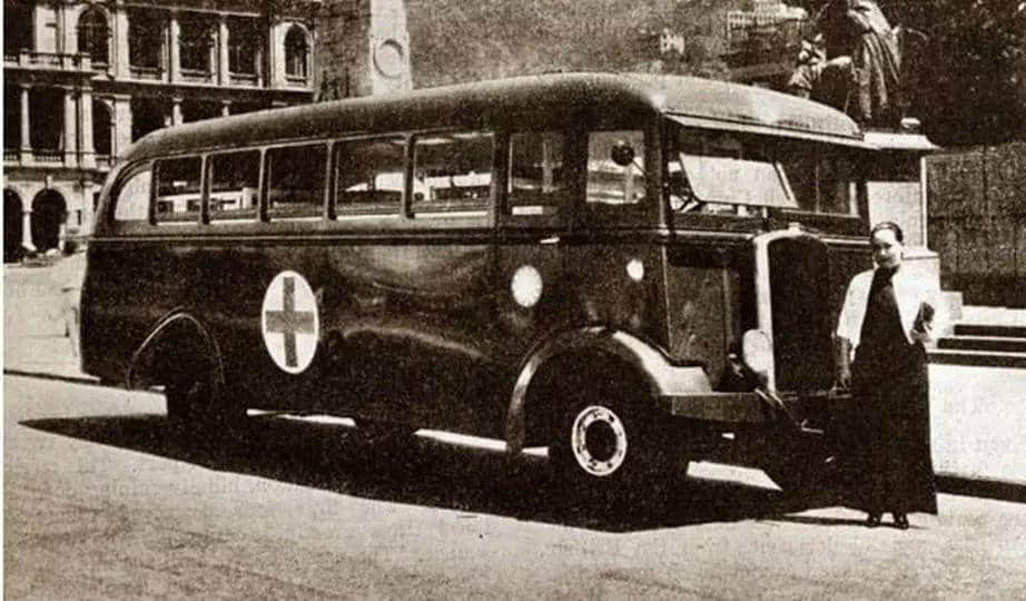 宋慶齡與一架獲捐贈的救護車在中环 宋慶齡與一架獲捐贈的救護車在中环