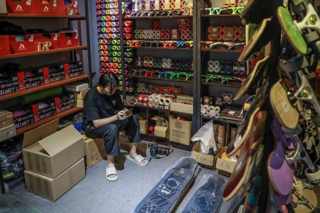 这是你在广州能找到的唯一一间长板实体店 这是你在广州能找到的唯一一间长板实体店