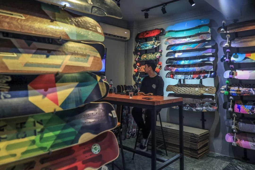 这是你在广州能找到的唯一一间长板实体店 这是你在广州能找到的唯一一间长板实体店