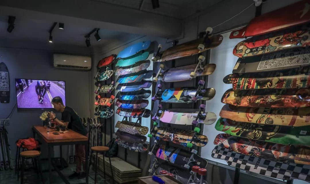 这是你在广州能找到的唯一一间长板实体店 这是你在广州能找到的唯一一间长板实体店