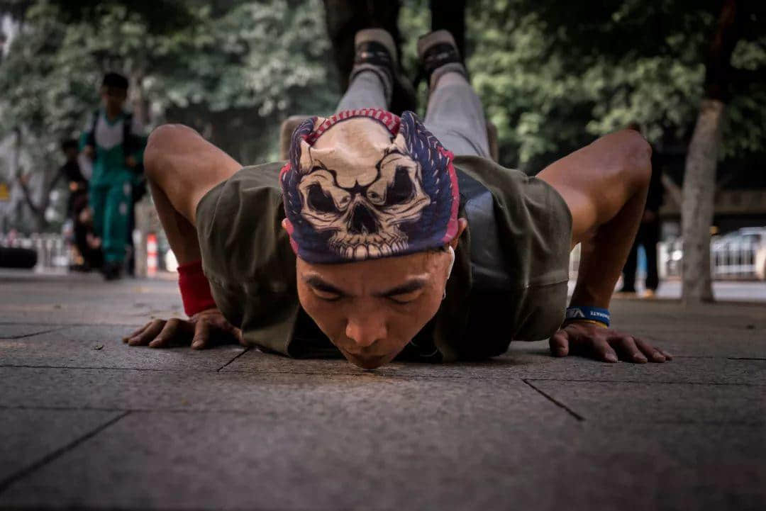 在本该跳广场舞的年纪里,他却选择了跑酷 在本该跳广场舞的年纪里,他却选择了跑酷