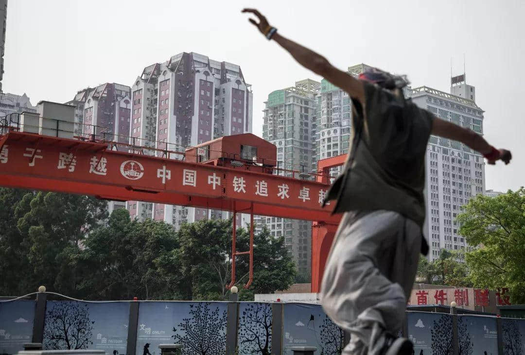 在本该跳广场舞的年纪里,他却选择了跑酷 在本该跳广场舞的年纪里,他却选择了跑酷