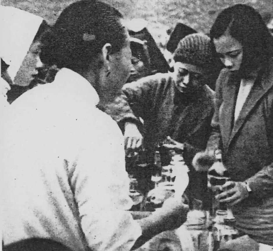 香港中国青年救护团成员正在给难民看病 香港中国青年救护团成员正在给难民看病