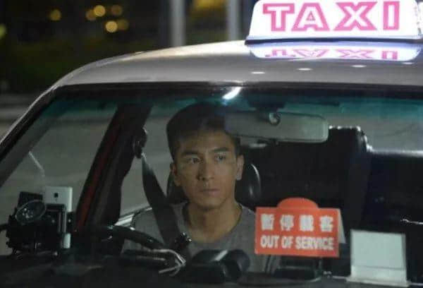 从许志安偷食黄心颖事件看内地和香港两地娱乐圈的差异 从许志安偷食黄心颖事件看内地和香港两地娱乐圈的差异