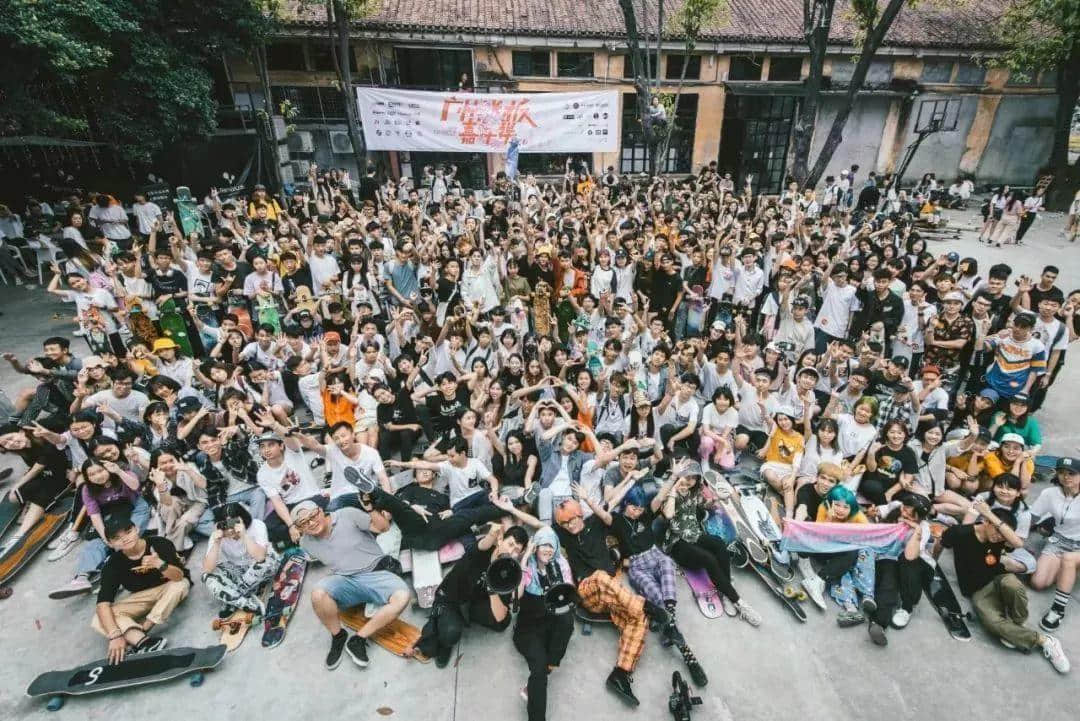 这是你在广州能找到的唯一一间长板实体店 这是你在广州能找到的唯一一间长板实体店